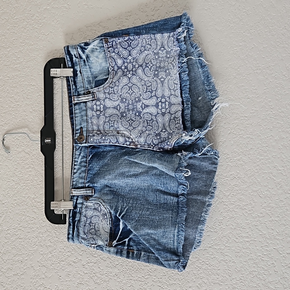 Cutoff jeans shorts
